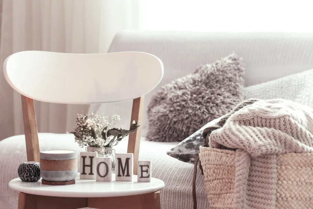 Ambiente de casa confortável e calmo. Tonalidades brancas e beges, com várias materiais visuais de texturas macias e suaves.